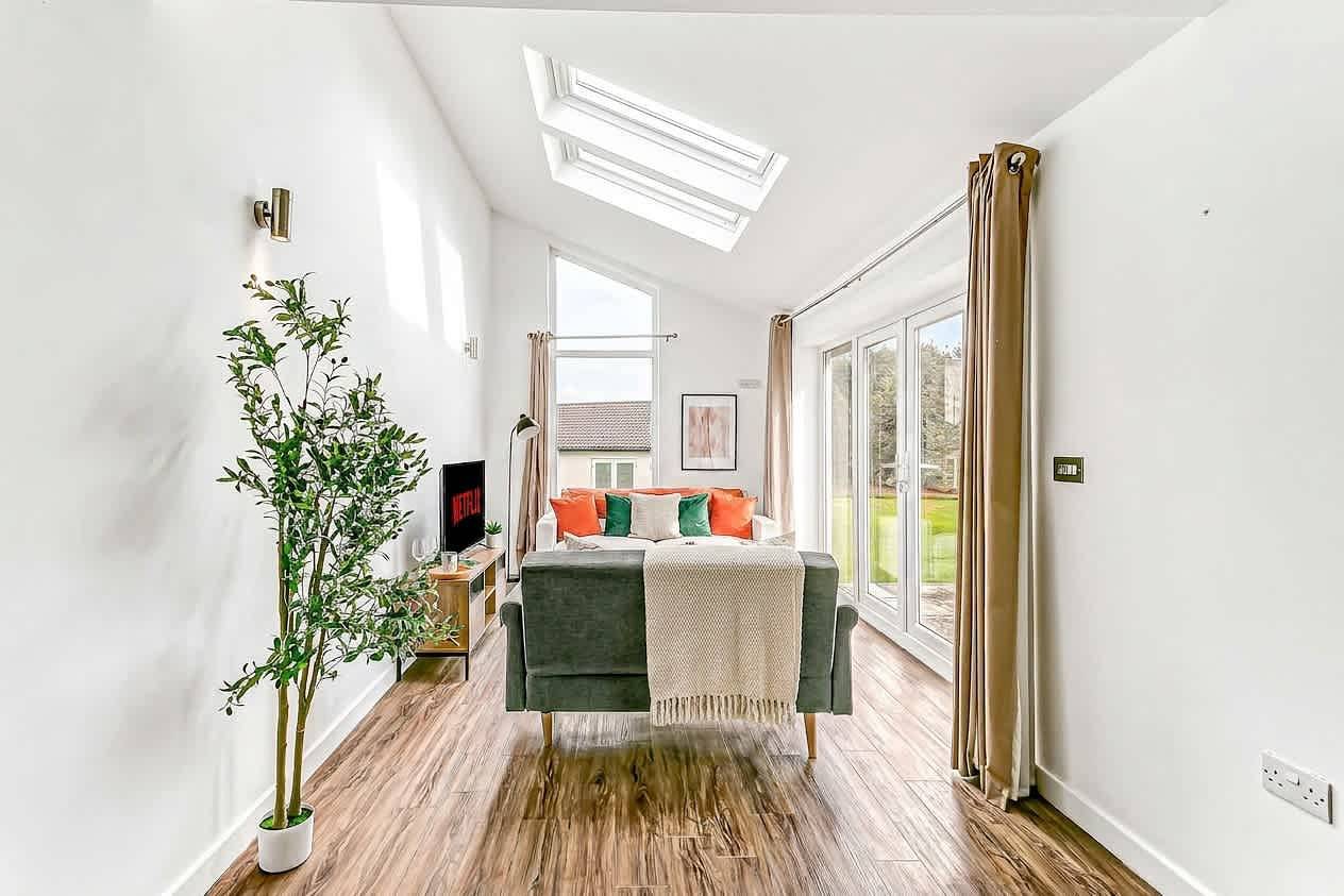Modern 2 Bed Sidmouth Holiday Chalet w Terrace in Branscombe, Jurassic Coast
