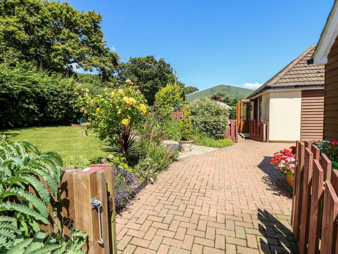 Log Cabin for 4 People in Havenstreet and Ashey, Isle of Wight