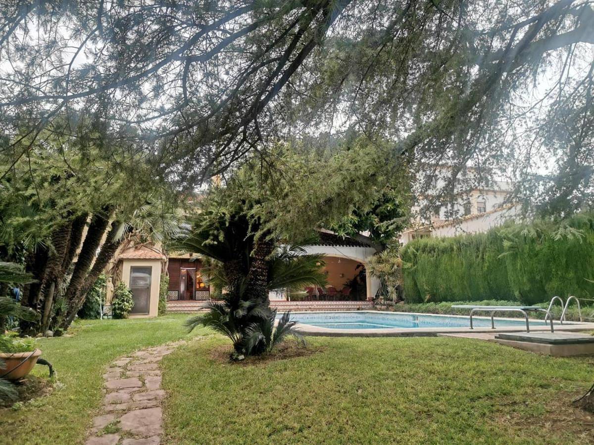 Seven-Bedroom House with Private Pool in Pedreguer, Costa Blanca
