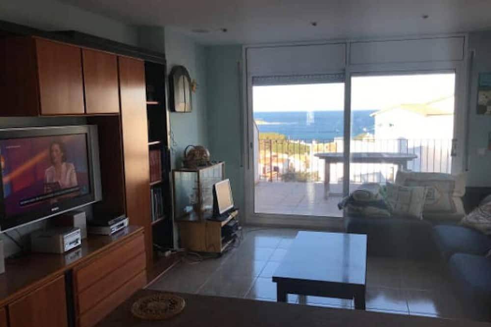 Entire apartment, Fake penthouse with sea views and a large terrace in Platja Grifeu, Upper Empordà