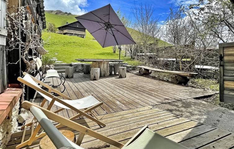 Bergblick Rückzug: Gemütliche 2BHK mit Parkplatz und Kamin in Mieussy, Region Bonneville