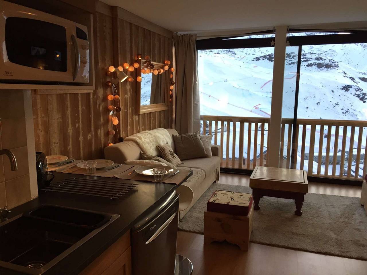 Entire studio, Charming 3 pers renovated apt, steps from slopes in Val Thorens in Val Thorens, Les Trois Vallées