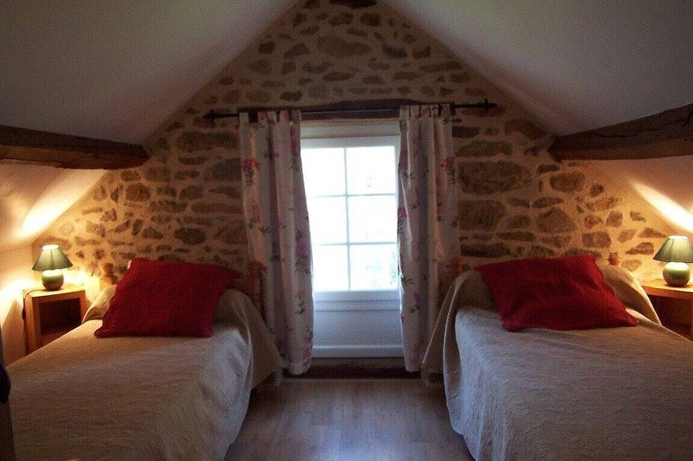 Le Pré des Vergnes 4****-La maison des 3 petits cochons avec étang in Jouillat, Région de Guéret