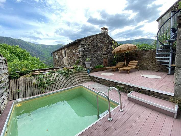 Location de vacances pour 6 personnes, avec vue ainsi que balcon et piscine à Sablières - 3