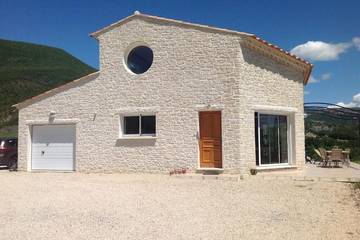 Location de vacances pour 12 personnes, avec terrasse et jardin à Entrepierres