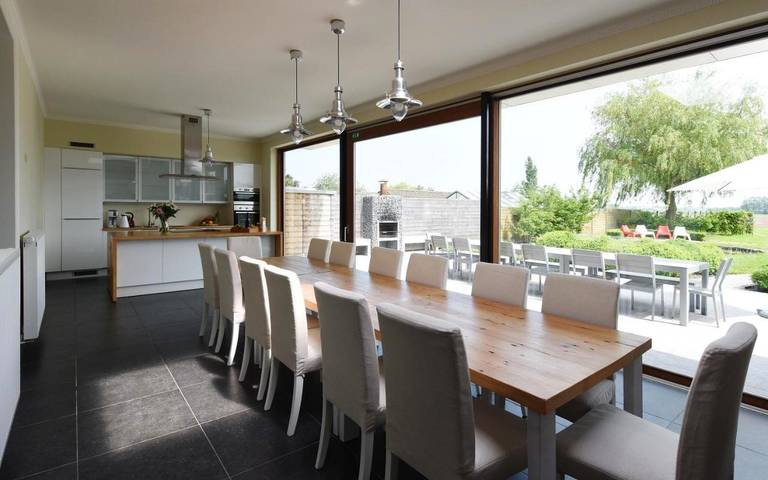 Location de vacances pour 16 personnes, avec jardin ainsi que vue et piscine à Alveringem