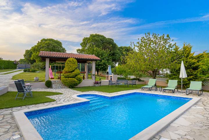 Ferienhaus für 10 Personen, mit Pool und Terrasse