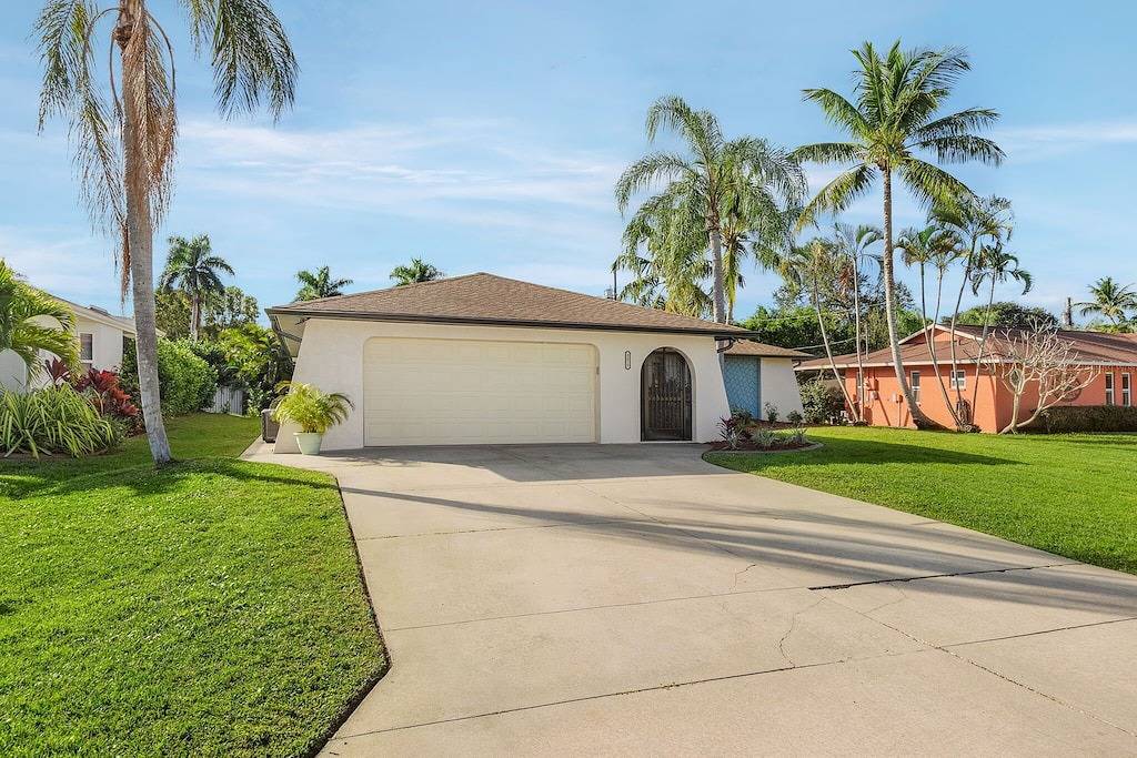 Newly Renovated Private Pool Home -Minutes to Bonita Beach. Quiet location. in Vanderbilt Lakes, Bonita Springs