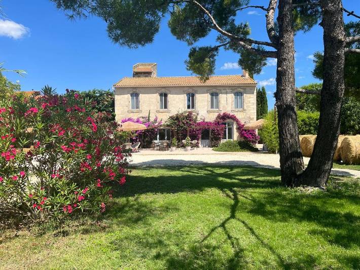 Chambre d’hôte pour 15 personnes, avec piscine ainsi que vue et jardin, animaux acceptés à Arles - 4