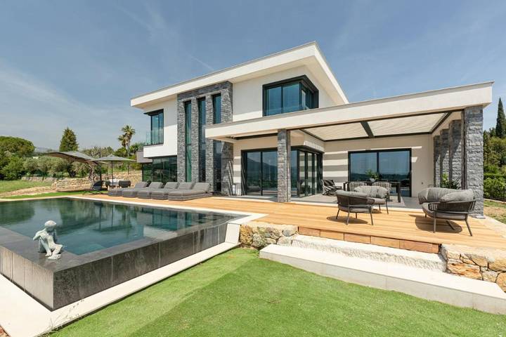 Appartement de vacances pour 12 personnes, avec piscine ainsi que terrasse et vue