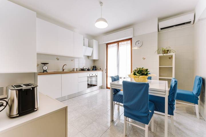 Entire apartment, Apartment 'Artemisia House Vastema' with Private Terrace, Balcony and Air Conditioning in Quartu Sant'Elena, Campidano