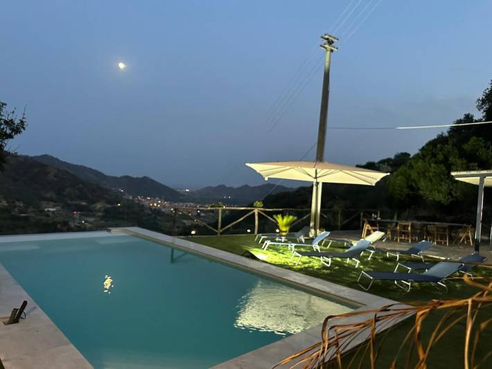 Ferienhaus für 4 Personen, mit Terrasse und Whirlpool sowie Garten und Pool