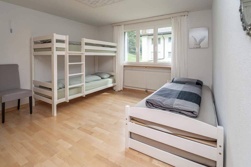 Ganze Wohnung, Casa Runaglias, Flond, (Flond). in Mundaun, Obersaxen-Mundaun