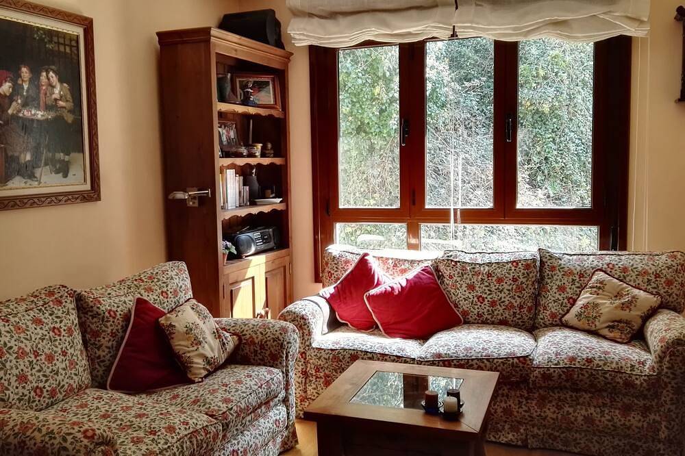 Entire apartment, In the middle of Paseo del Muelle Luarca Reg Vut 706As8 in Luarca, Valdés