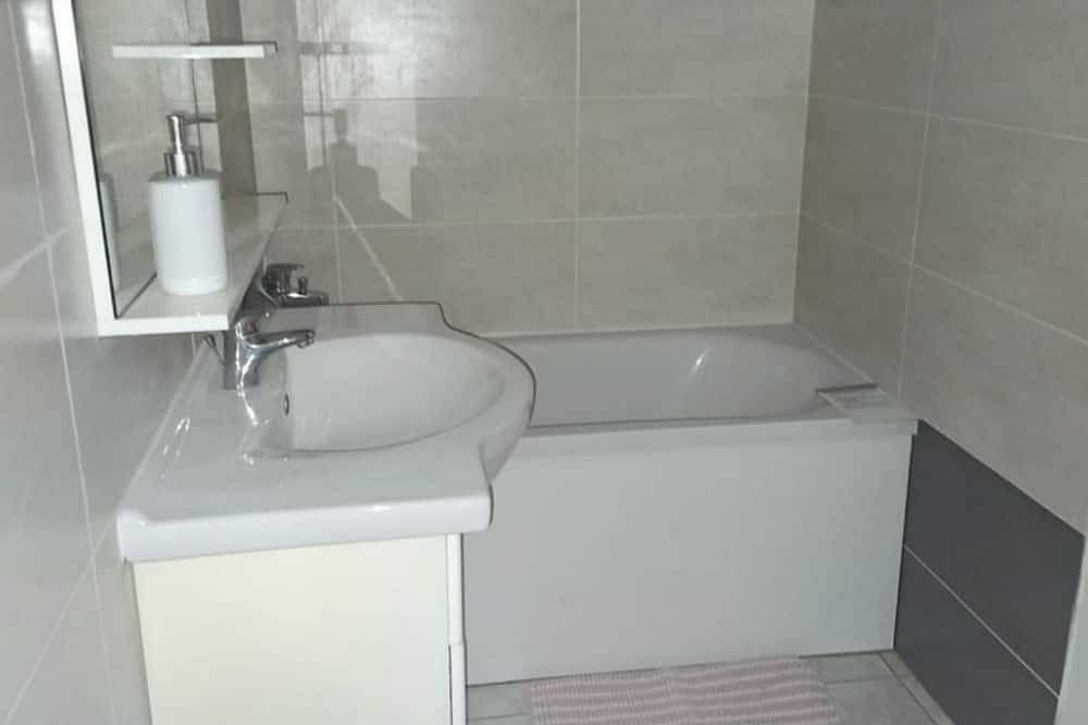 Appartement entier, Appartement pour vacances, cure thermale, mission, etc. in Bédarieux, Région de Béziers