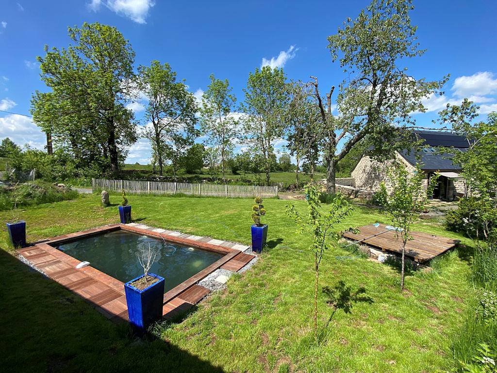Ancienne ferme rénovée avec piscine, vue sur la Planèze (Cantal) in Valuéjols, Parc naturel régional des Volcans d'Auvergne