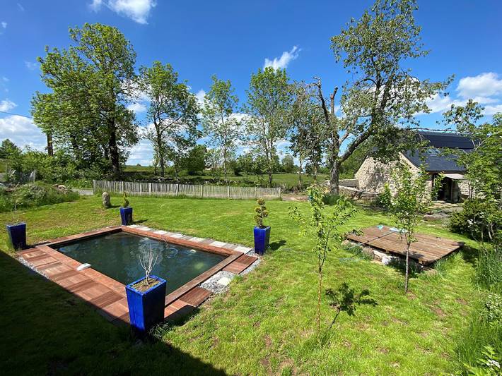 Gîte pour 11 personnes, avec piscine ainsi que jardin et terrasse dans le Cantal - 2