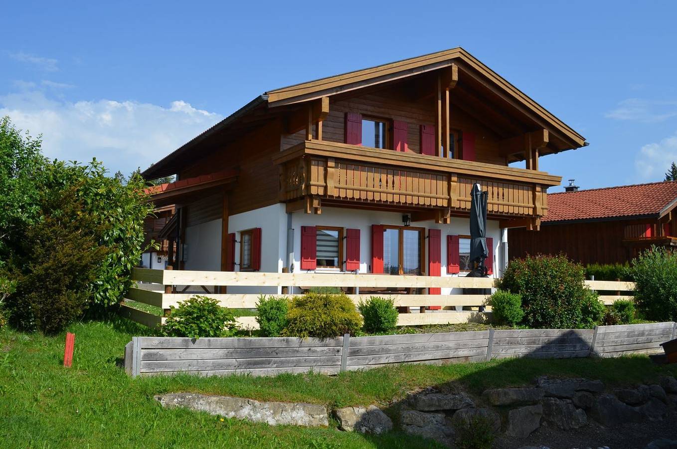Freistehendes Ferienhaus im Feriendorf Via Claudia mit Kamin, Balkon u. Terrasse in Lechbruck am See, Bayerisch Schwaben