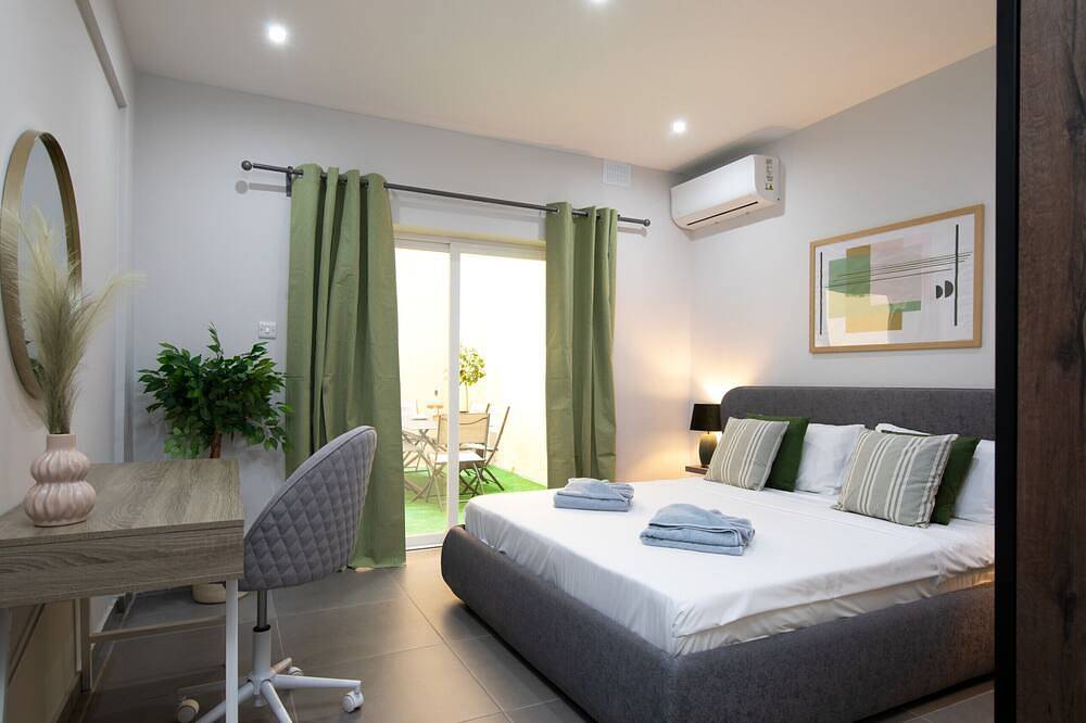 Ganze Wohnung, Modern seafront 3bedrooms with spacious yard in Tas-Sliema, Insel Malta