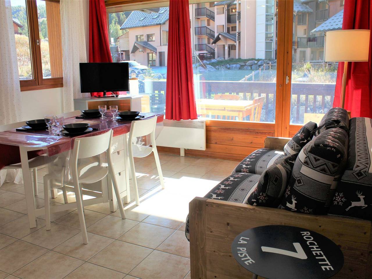 Entire apartment, Cozy 2-Bedroom Apartment in Vars Les Claux, 100m from Slopes and Shops in Vars, Briançon region