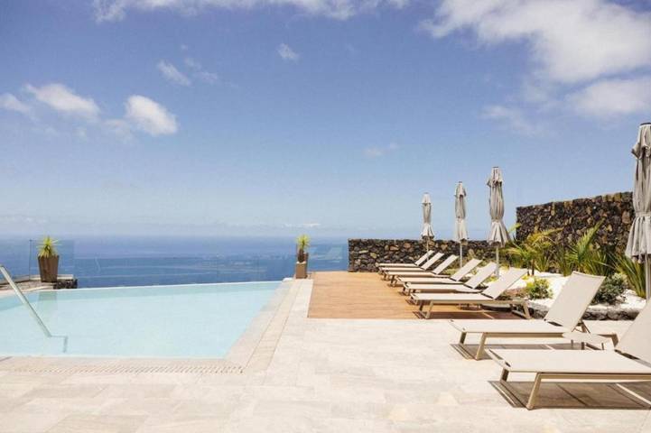 Apartahotel para 4 personas, con jardín además de balcón y piscina en La Palma