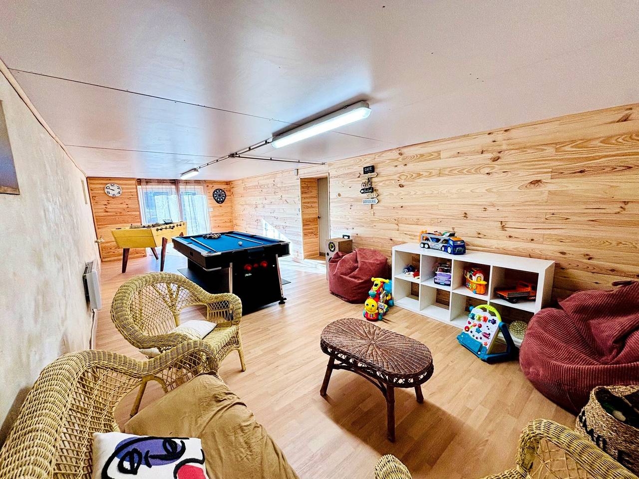 Chez Coco – Gezinswoning met jacuzzi, speelkamer & grote omheinde tuin in Regio Mauriac