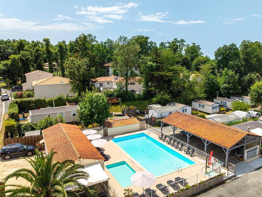 Camping Les Catalpas de Royan - Mobilhome 4 personnes - Classic | 2 Ch. | 4 Pers. | Terrasse surélevée in Saint-Georges-de-Didonne, Côte de Beauté