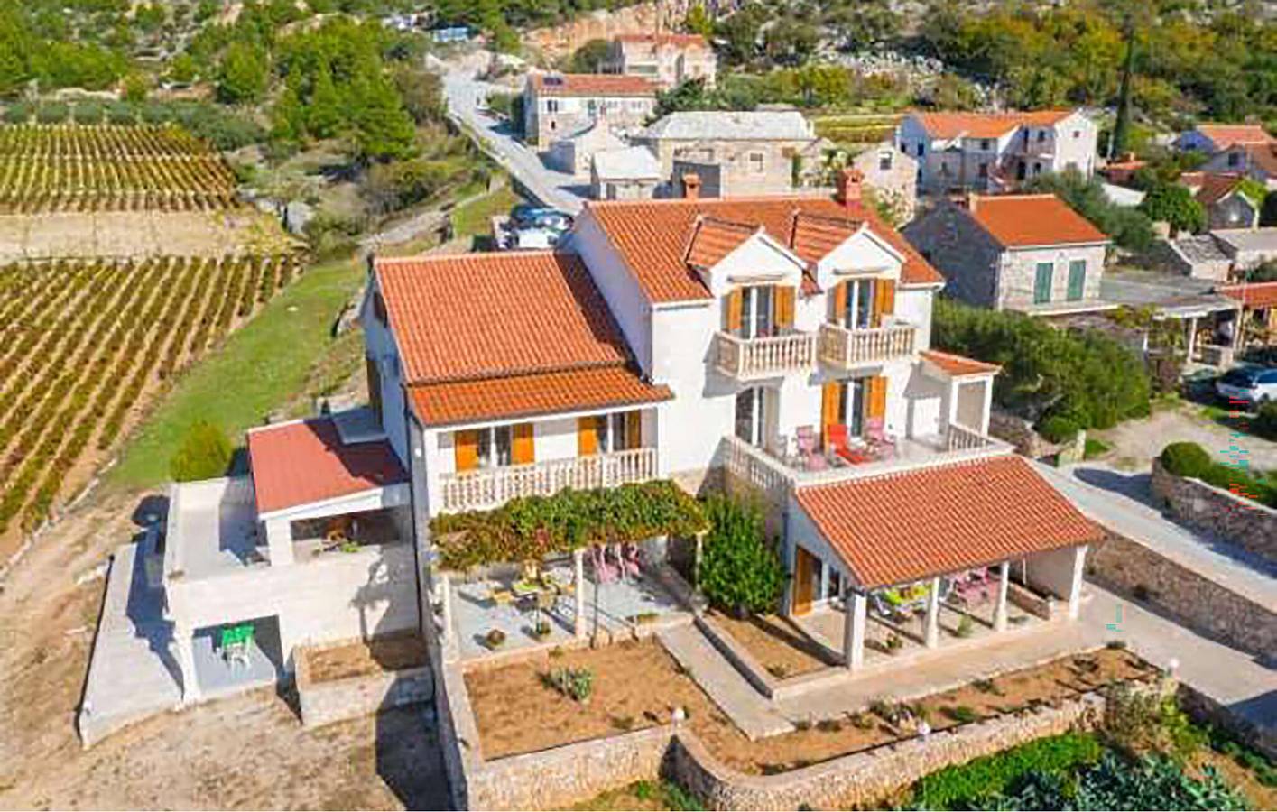 Ganze Ferienwohnung, Apartment mit Meerblick, Terrasse, WLAN und Parkplatz – 1,5 km zum Strand in Bol, Brac