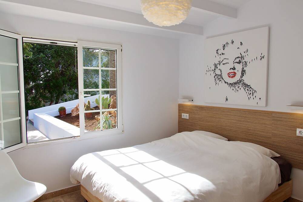 Villa with New large private Heated swimming pool, 3 min. walk to sandy beach in Binibeca, Sant Lluís