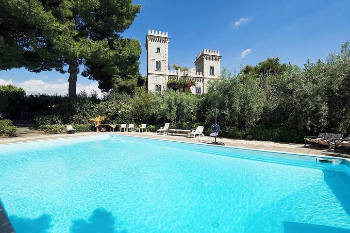Casa vacanza per 10 persone, con piscina e giardino in Stazzo