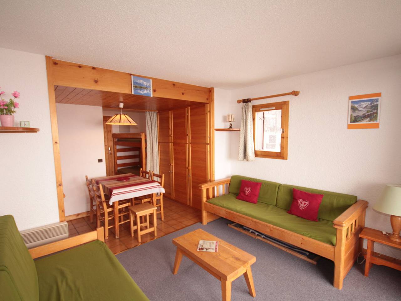 Entire studio, Cozy studio cabin with balcony, sleeps 5, Les Saisies in Les Saisies, Albertville region