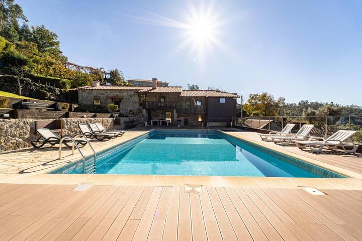 Location de vacances pour 10 personnes, avec jardin ainsi que piscine et balcon dans Pinheiro