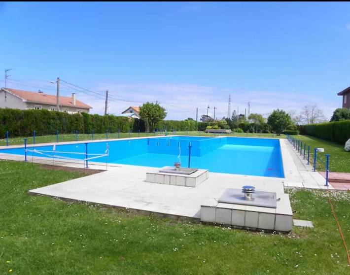 Apartamento para 5 personas, con piscina y vistas además de jardín y balcón en Castrillón