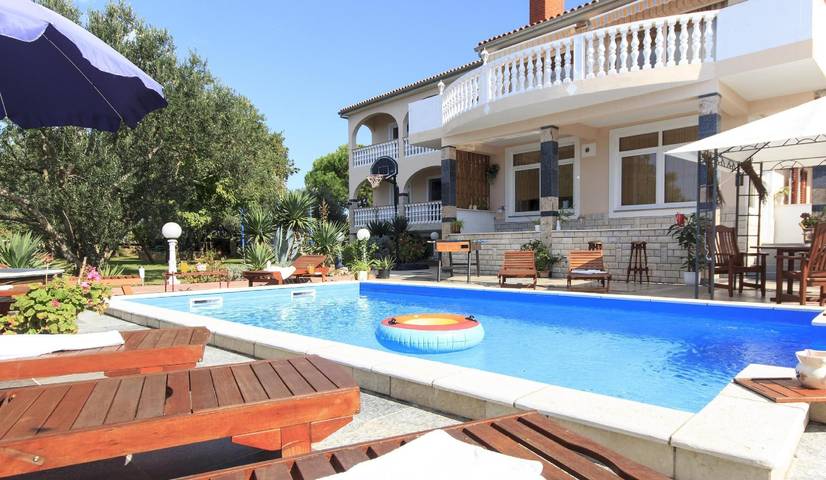 Ferienhaus für 10 Personen, mit Balkon und Pool sowie Garten in Peroj - 4