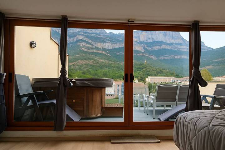Ganze Wohnung, Private penthouse with jacuzzi, terrace and Montserrat views in Monistrol de Montserrat, Barcelona Binnenland