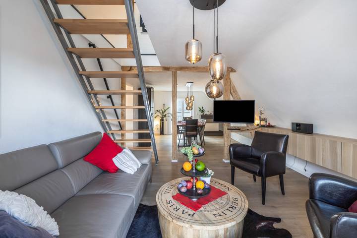 Apartamento entero, Apartamento 'Zuhause Auf Zeit' con vistas a la montaña, terraza privada y Wi-Fi in Albstadt, Neckar-Alb
