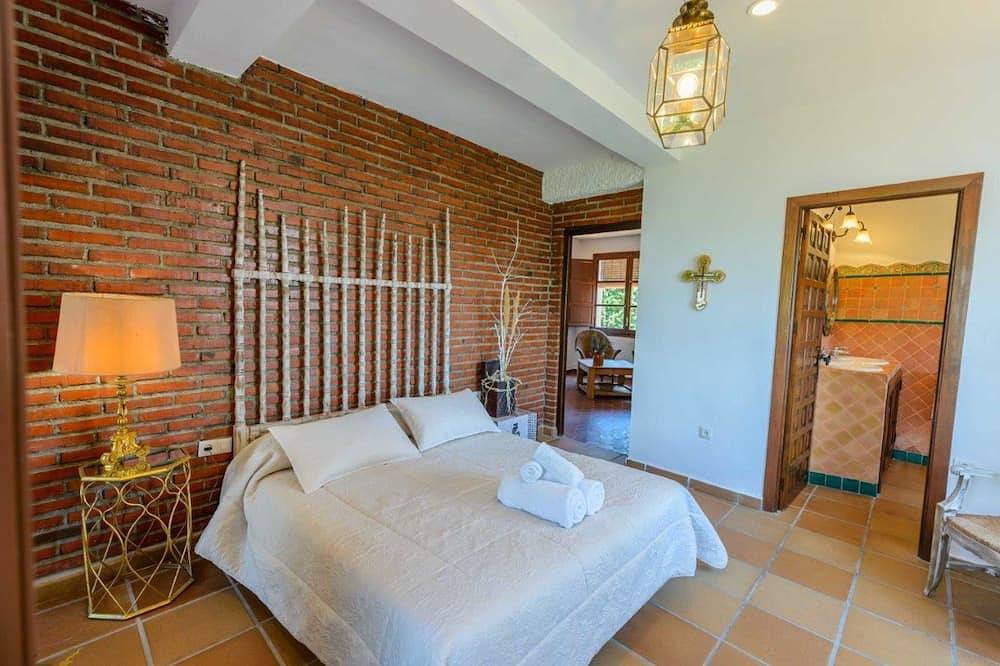 Holiday House with Large Private Pool in Alcaucín, Málaga Province
