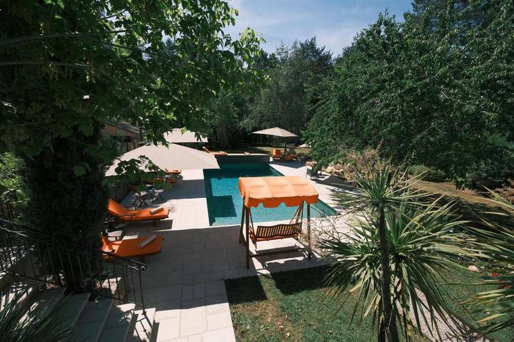 Maison d’hôte pour 4 personnes, avec Terrasse et Jardin ainsi que Piscine et Vue à Montauroux