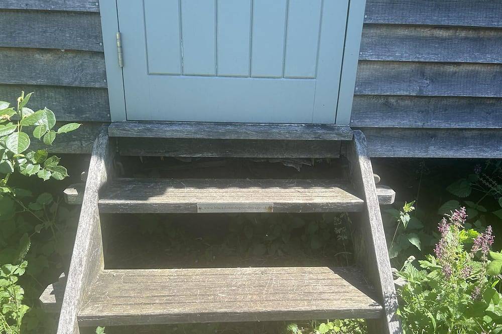 Cabin Retreat in Bedford - Sleeps 2 & Free parking in Central Bedfordshire