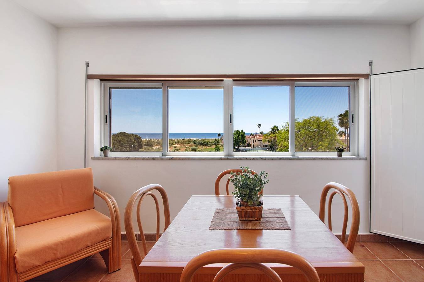 Appartamento intero, Appartamento 'Mare e Cielo' con vista mare e balcone in Praia da Lota, Manta Rota
