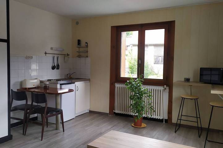 Gîte pour 2 personnes, avec balcon et jardin à Faverges