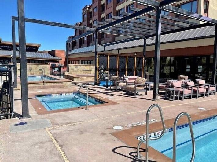 Vacation rental for 6 people, with hot tub and pool as well as sauna and yard in Summit County