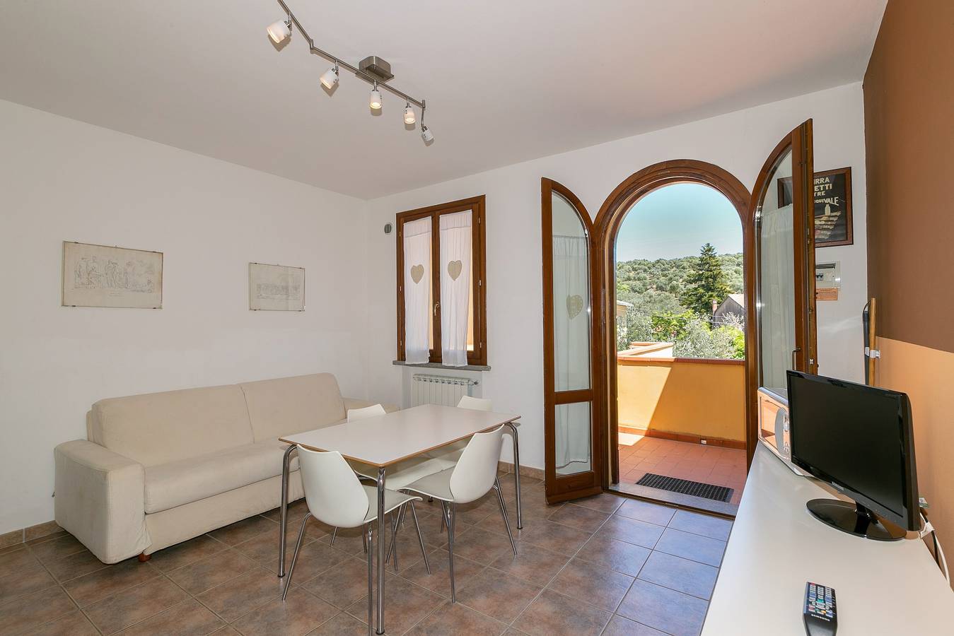 Appartamento intero, Appartamento 'Trilocale Leccino' con terrazza, piscina condivisa e Wi-Fi in Suvereto, Costa degli Etruschi