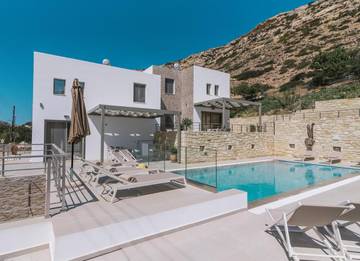 Cottage pour 4 personnes, avec terrasse ainsi que vue et piscine dans Matala