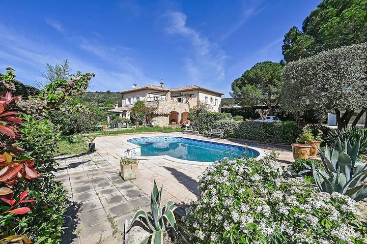 Location de vacances pour 6 personnes à Saint-Julien-les-Rosiers