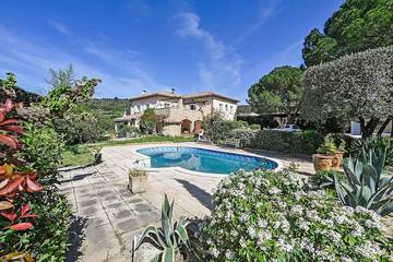 Location de vacances pour 6 personnes à Saint-Julien-les-Rosiers