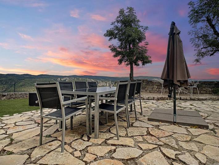 Location de vacances pour 9 personnes, avec Balcon ainsi que Terrasse et Vue dans Saint-Rome-de-Dolan