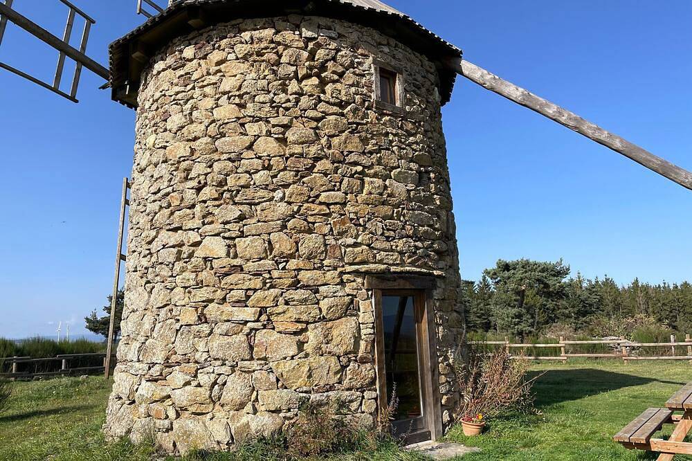 Moulin à vent restauré avec vue sur la campagne in Ally, Haute-Loire