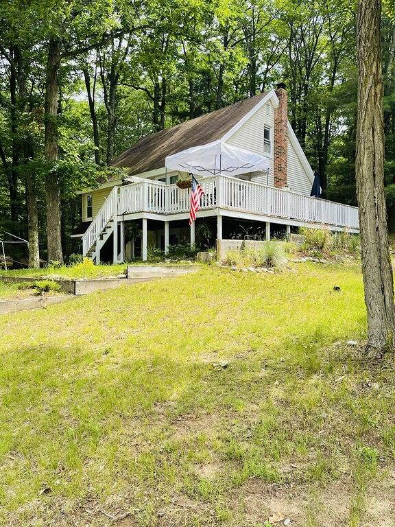 Cute 4 bed 2 bath cottage, short walk to shared road end dock. in Higgins Lake