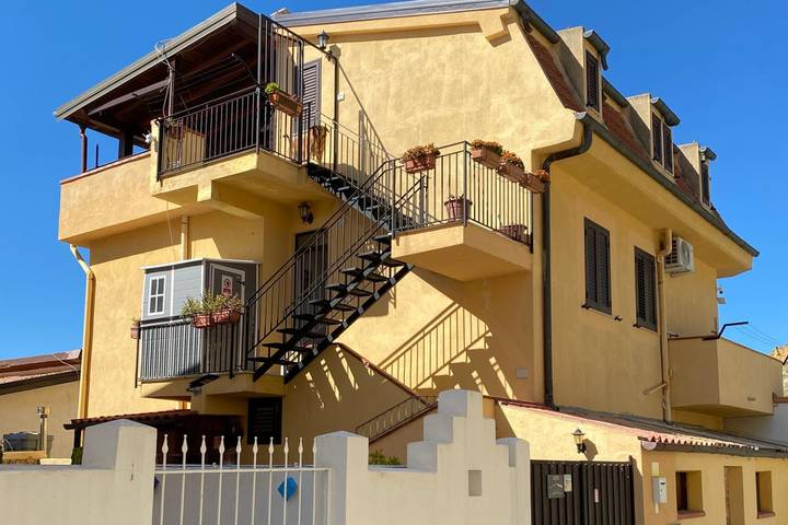 Ferienwohnung für 3 Personen, mit Meerblick und Balkon sowie Terrasse und Garten